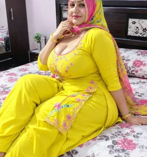 গ্রামের প্রতিবেশী ভাবিকে করা