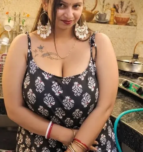 কাজের মেয়ে চুষলো ললিপপ